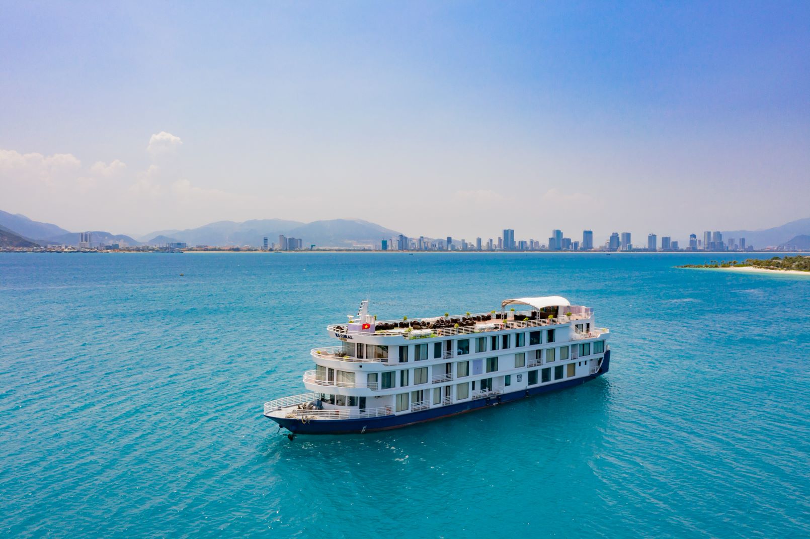 tour-du-thuyen-nha-trang-BestBooking.vn