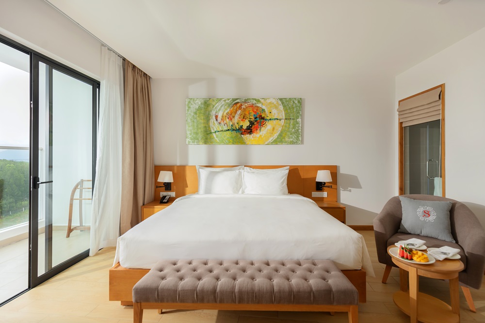Premier Deluxe with Balcony -bestbooking.vn