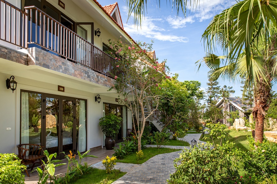 Deluxe Pool View - BestBooking.vn