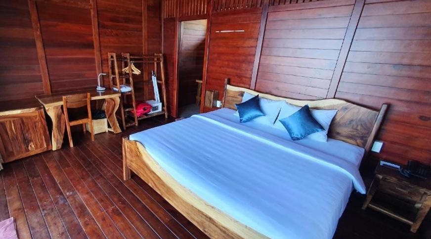 Rocks Beach Boutique-estbooking.vn