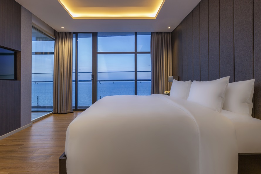 Premier Suite Oceanfront-bestbooking.vn