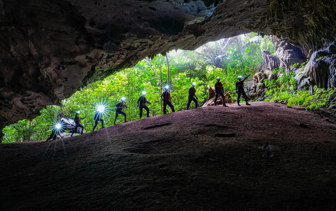 Khám phá hệ thống hang động Tú Làn trong tour du lịch Quảng Bình