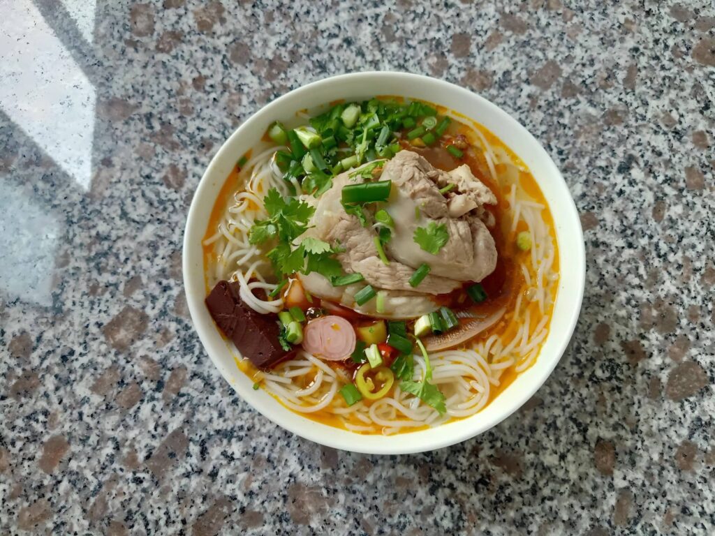 Trải nghiệm quán ăn bình dân tại Đà Nẵng với món bún bò Bà Diệu