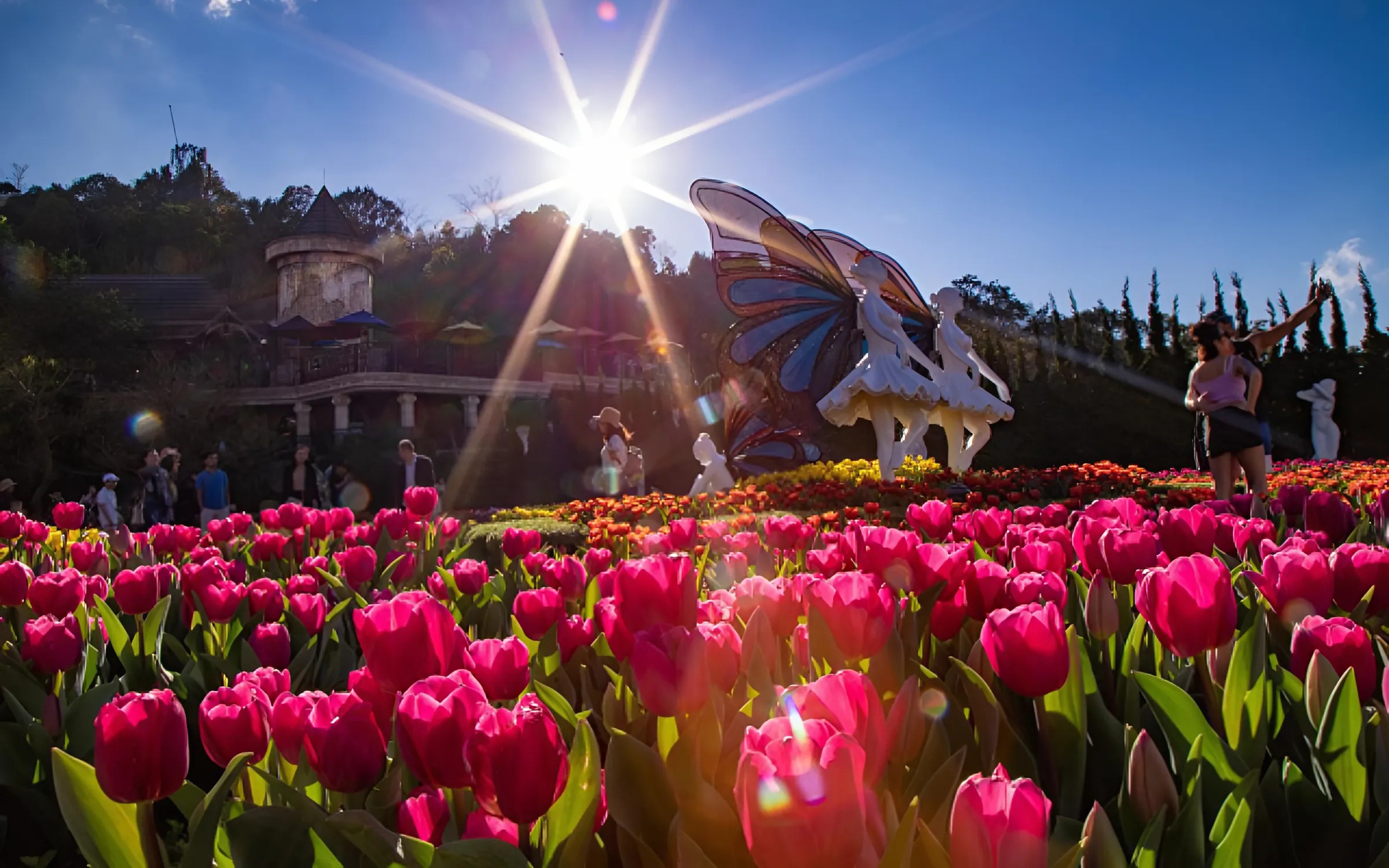 Tham gia Tour du lịch Đà Nẵng dịp tháng 3 - 5 để không bỏ lỡ lễ hội hoa Hot nhất tại Bà Nà Hills