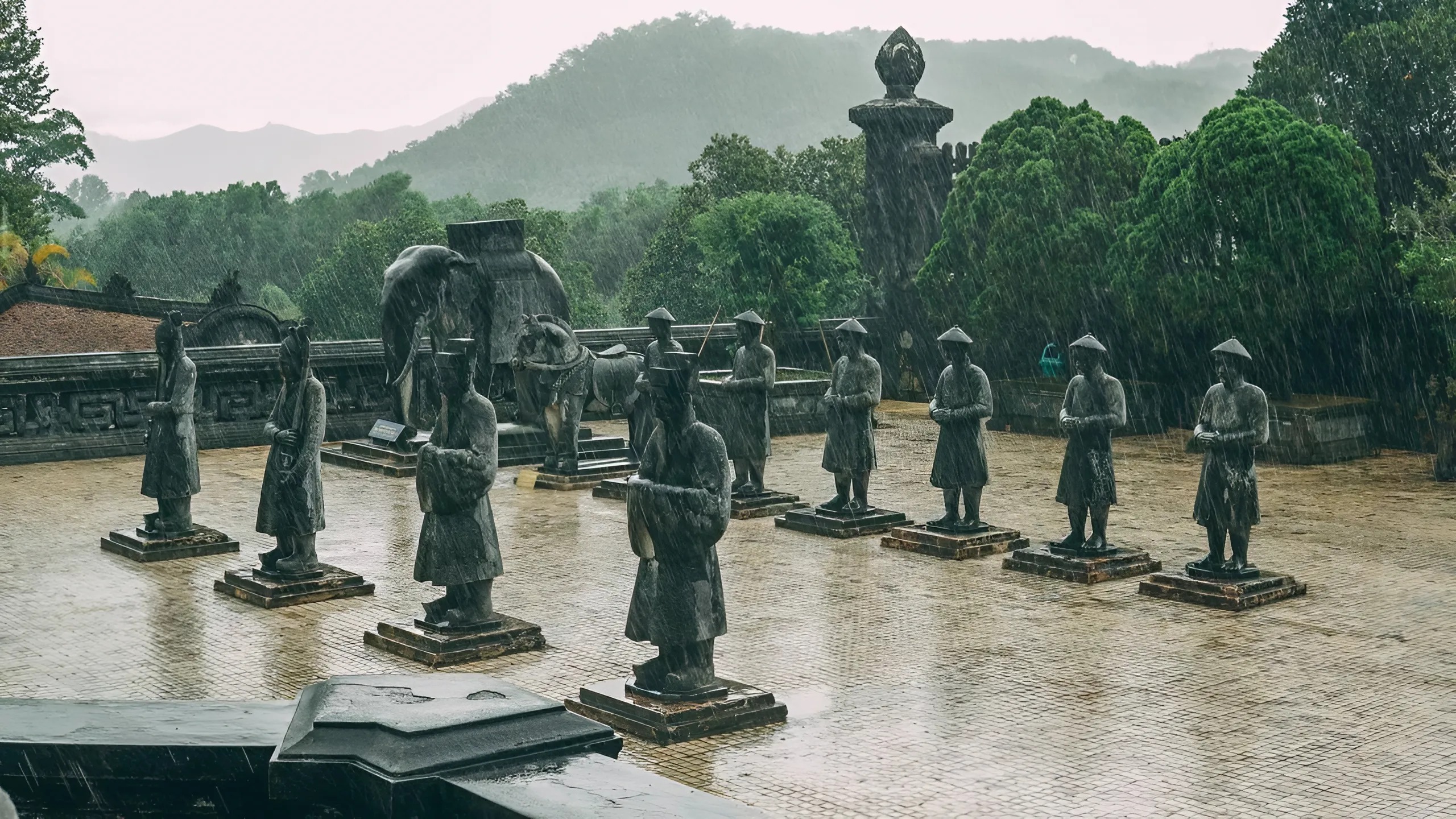 TOUR ĐÀ NẴNG HUẾ CHUYẾN TÀU DI SẢN MIỀN TRUNG – SẮC MÀU LỊCH SỬ TỪ HỒ CHÍ MINH